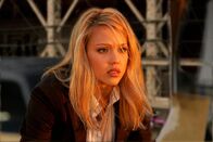Fantastic Four – In einer privaten Raumstation werden durch einen Unfall kosmische Strahlen freigesetzt, die vier Astronauten (Jessica Alba) mit Superkräften ausstatten - von nun an sind sie die "Fantastischen Vier" ...
