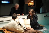 Titanic: 25. Jubiläum einer Legende – James Cameron schaut bei Josh Bird und Kristine Zipfel vorbei, die in eiskaltem Wasser die Auswirkungen von Unterkühlung testen sollen. (National Geographic/Spencer Stoner)
