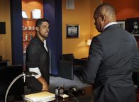 Navy CIS – Nicholas Torres (Wilmer Valderrama, l.) und Direktor Leon Vance (Rocky Carroll, r.)
