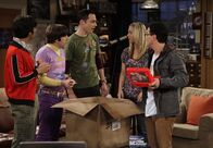 The Big Bang Theory – Penny (Kaley Cuoco, 2.v.r.) kann nicht glauben, dass Leonard (Johnny Galecki, r.), Sheldon (Jim Parsons, M.), Raj (Kunal Nayyar, 2.v.l.) und Howard (Simon Helberg, l.) sich wegen Gollums Ring in die Haare bekommen ...