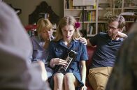 Idioten der Familie – Für das Abschiedskonzert haben Heli (Jördis Triebel, li.), Bruno (Florian Stetter, re.), Tommie und Frederik ihre kleine Schwester Ginnie (Lilith Stangenberg, Mi.) herausgeputzt.