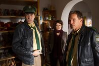 Hubert und Staller – L-R: Staller (Helmfried von Lüttichau), Valentina (Eli Wasserscheid) und Hubert (Christian Tramitz)