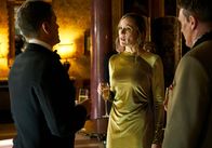 Wild Bill – Richterin Mary Harborough (Rachael Stirling, M.) findet Bill (Rob Lowe, l.) bei ihrer ersten Begegnung ziemlich arrogant.