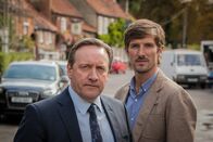 Inspector Barnaby – Barnaby (Neil Dudgeon, l.) und Nelson (Gwilym Lee, r.) überlegen sich ihren nächsten Ermittlungsschritt.