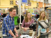 Couponing Extrem – Cole (L) at the register with ex-girlfriend Abby and best friend Jackie.