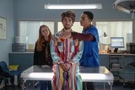 Extraordinary – Als Jen (Máiréad Tyers, l.) und Jizzlord (Luke Rollason, M.) den Tierarzt (John Macmillan, r.) aufsuchen, macht dieser bei der Untersuchung eine Entdeckung, die Hinweise auf Jizzlords geheimnisvolles früheres Leben geben könnte.