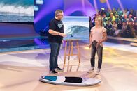 1, 2 oder 3 – Surferin Rosina Neuerer erklärt Elton, worauf es beim Surfen in den Wellen ankommt.