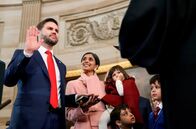 JD Vance - Der Mann nach Trump – 20. Januar 2025: J.D. Vance schwört seinen Amtseid als US-Vizepräsident in der Rotunda des US-Kapitols in Washington D.C.. Neben ihm seine Frau Usha Vance und seine drei Kinder.