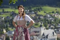 Heimatleuchten – Moderatorin Conny Bürgler. Im Hintergrund Tamsweg im Lungau.