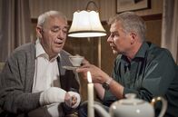 Nordisch herb – Der verletzte Class (Ulrich Voss, l.) ist auf die Hilfe seines Sohnes Jon (Frank Vockroth, r.) angewiesen.