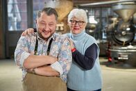 besseresser – Die Liebe zu selbst gekochtem, frischem Essen wurde Sebastian Lege in die Wiege gelegt. Mutter Ute Lege präsentiert in der Sendung ihr liebstes Hühnerfrikassee-Rezept. Sebastian Lege baut die Industrie-Variante des Gerichts nach.
