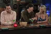 Two and a Half Men – Als sich herausstellt, dass Zoey einen neuen Lover hat, überlegt Walden (Ashton Kutcher, M.) schon, schwul zu werden. Doch dann lernt er bei einem Barbesuch mit Alan (Jon Cryer, l.) die attraktive Jill (Brit Morgan, r.) kennen ...