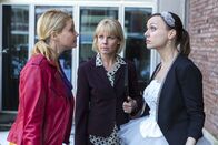 Danni Lowinski – Die Freundinnen Danni (Annette Frier, l.) und Bea (Nadja Becker, r.) geraten in einen heftigen Streit. Doch kann Frau Peikert (Cordula Stratmann, M.) die beiden beruhigen?