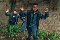neoriginal: Generation Z – Kofi (D’angelou Osei-Kissiedu, r.), Michael (Robert James-Collier, l.) und Karen (T'Nia Miller, M.) sind auf der Flucht vor den Zombie-Horden.