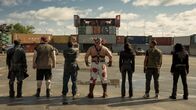 Twisted Metal – Im Finale treten die letzten verbliebenen Teilnehmenden gegeneinander an. Dabei spielen frühere Allianzen, Freundschaften und Sympathien keine Rolle mehr. Zudem warten zahlreiche versteckte Fallen auf die Finalisten, die den Ausgang des Wettkampfs jederzeit beeinflussen können. Von links: Mr. Grimm (Richard de Klerk), Stu (Mike Mitchell), Mike (Tahj Vaughans), Sweet Tooth (Joe Seanoa), Raven (Patty Guggenheim), John (Anthony Mackie) und Quiet (Stephanie Beatriz)