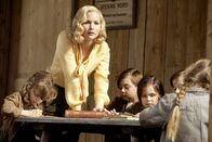 Serena – Als Serena (Jennifer Lawrence) erfährt, dass sie keine Kinder bekommen kann, wächst ihre Eifersucht auf Georges Sohn aus einer früheren Beziehung. Mordgelüste steigen in ihr auf ...