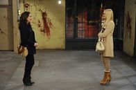 2 Broke Girls – Die frei gewordenen Geschäftsräume wollen Max (Kat Dennings, l.) und Caroline (Beth Behrs, r.) endlich für ihr Cupcake-Geschäft nutzen, wenn das Geld reichen sollte ...