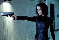 Underworld Awakening – Kaum in Freiheit muss Selene (Kate Beckinsale) erfahren, dass die Menschen mittlerweile wissen, dass es Vampire und Lykaner gibt. Mit einem perfiden Plan wollen sie einen blutigen Kampf zwischen den beiden Arten heraufbeschwören, damit sich diese endgültig ausrotten ...