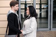 In aller Freundschaft – Kris Haas' (Jascha Rust) ehemaliger Lehrer ist in der Sachsenklinik und hat Kris erzählt, dass Kris' Vater immer wieder verhindert hat, dass er von der Schule fliegt. Dr. Lilly Phan (Mai Duong Kieu) ahnt, dass Kris' Streiche scheinbar doch nicht so harmlos waren, wie er es beschreibt.