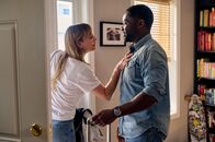 Role Play – Emma Brackett (Kaley Cuoco, l.); Dave Brackett (David Oyelowo, r.)
