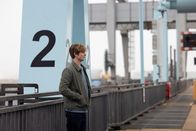 Alex Rider – Auf der Brücke kommen Alex (Otto Farrant) Zweifel: Ist es eine Falle? Will man ihn zum Schweigen bringen?