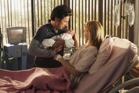 Scrubs - Die Anfänger – Für das Wohlergehen ihres Sohnes sehen J.D. (Zach Braff, l.) und Kim (Elizabeth Banks, r.) über ihre Probleme hinweg ...
