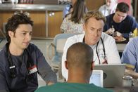 Scrubs - Die Anfänger – Turk (Donald Faison, vorne) und Dr. Cox (John C. McGinley, r.) können nicht glauben, dass J.D. (Zach Braff, l.) die Liste anführt ...