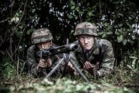 Hitlers letzter Widerstand – REENACTMENT - Ein deutsches Maschinengewehrnest feuert auf die amerikanischen Fallschirmjäger. Darsteller L-R: TJ Matthews, Julian Hicks. (Bildnachweis: Holdout II Productions Inc./Liam Herring)