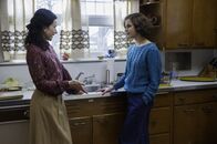 The Americans – Evgheniya Morozov (Irina Dvorovenko, l.); Elizabeth Jennings (Keri Russell, r.)