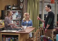 The Big Bang Theory – Sheldon (Jim Parsons, r.), Penny (Kaley Cuoco, l.) und Bernadette (Melissa Rauch, r.).