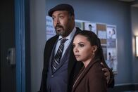 The Flash – Joe (Jesse L. Martin, l.); Cecille (Danielle Nicolet, r.)