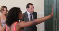Death in Paradise – Megan Talbot (Miranda Raison, l.), Camille (Sara Martins, M.) und DI Richard Poole (Ben Miller, r.).
