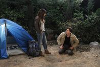 Two and a Half Men – Walden (Ashton Kutcher, r.) hilft der attraktiven Backpackerin Vivian (Mila Kunis, l.) dabei, ihr Zelt aufzubauen und glaubt wieder einmal, die ganz große Liebe gefunden zu haben. Doch Vivian scheint seine Gefühle nicht zu erwidern ...