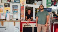 7 Tage ... – Trinkhallenbesitzer Pierre (li) und "7 Tage"-Reporter Davide di Dio.
