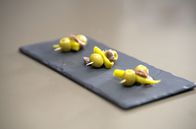 Zu Tisch ... – Für den „Pintxo par excellence“ braucht man nur einen Zahnstocher, Oliven, eine Sardelle und eine oder zwei in Essig eingelegte Ibarra-Paprikaschoten: ein Klassiker.