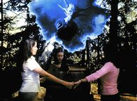 Charmed - Zauberhafte Hexen – L-R: Piper (Holly Marie Combs), Phoebe (Alyssa Milano) und Prue (Shannen Doherty) versuchen, an einem Nexus den Dämonen Abraxas zu vernichten.