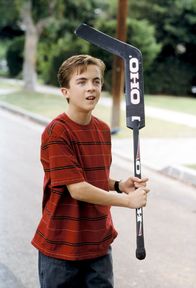 Malcolm mittendrin – Malcolm (Frankie Muniz) sieht gespannt dem Ball hinterher, den er gerade geschlagen hat.