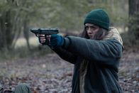 Two Weeks to Live – Die Verfolger sind Kim (Maisie Williams) und ihrer Gruppe nach der geplatzten Übergabe weiter auf den Fersen. Nun steht ein finaler Kampf in der Wildnis bevor.