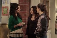 Last Man Standing – L-R: Molly Ephraim (Mandy Baxter), Alexandra Krosney (Kristin Baxter), Kaitlyn Dever (Eve Baxter).