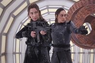 The 100 – Niylah (Jessica Harmon, l.); Raven Reyes (Lindsey Morgan, r.)
