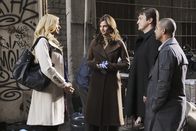 Castle – Kate Beckett (Stana Katic, 2.v.l.), Richard Castle (Nathan Fillion, 2.v.r.) und Javier Esposito (Jon Huertas, r.) sind irritiert, als die Schauspielerin Nathalie Rhodes (Laura Prepon, l.) am Tatort auftaucht.