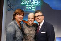 Zimmer frei! – Christine Westermann (l) und Götz Alsmann mit ihrem WG-Gast Ina Müller.