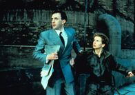 Brazil – Sam (Jonathan Pryce) zerrt Jill (Kim Greist) aus dem Ministerium für Information, um sie in Sicherheit zu bringen.