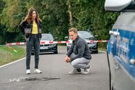 SOKO Leipzig – Kim Nowak (Amy Mußul, l.) und Jan Maybach (Marco Girnth, r.) ermitteln in einem Fall, in dem seit geraumer Zeit ein unbekannter Täter auf den Landstraßen rund um Leipzig immer wieder Ölfallen auslegt. Dieses Mal hat dieses Attentat den tödlichen Unfall einer Motorradfahrerin zur Folge.