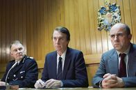 Der Code des Killers – David (David Threlfall, Mi.), Alan (Lorcan Cranitch, re.) und ihr Vorgesetzter Chapman (Robert Glenister, li.) müssen auf der Pressekonferenz eingestehen, dass ihr Verdächtiger nicht der Mörder ist.