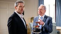 Sturm der Liebe – Christoph (Dieter Bach, l., mit Dirk Galuba, r.) holt eine Erinnerung ein, die Maxi als mögliche Täterin nahelegt.