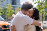 In aller Freundschaft – Dr. Lilly Phan (Mai Duong Kieu, re.) wagt den großen Schritt und wird die Leitung der Neurologie an einem Klinikum in Bern übernehmen. Ganz nach "Lilly-Art" verlässt sie an ihrem letzten Tag die Klinik, wie an so vielen Tagen vorher auch. Doch Kris Haas (Jascha Rust, li.) fordert einen richtigen Abschied und wenigstens eine Umarmung ein.