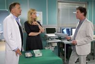 In aller Freundschaft – Dr. Gerhard Kersting (Uwe Bohm, rechts) verweigert die Operation seiner Tochter: Sie sei kein Versuchskaninchen! Egal, was Dr. Roland Heilmann (Thomas Rühmann, links) und Sarah Marquardt (Alexa Maria Surholt) an medizinischen Fakten oder sachlichen Argumenten bringen, Kersting bleibt hart.