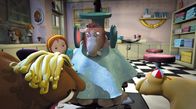 Unser Sandmännchen – Luzi bearbeitet Leopolds drei Haare mit Lockenwicklern und schiebt ihn unter die Trockenhaube.