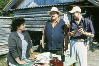 Die Rosenheim-Cops – Gertrud Zirner (Monika Baumgartner) deckt hastig ihre Unterlagen zu, als die Rosenheim-Cops (Joseph Hannesschläger, Markus Böker) bei ihr auftauchen. Was hat sie zu verbergen?